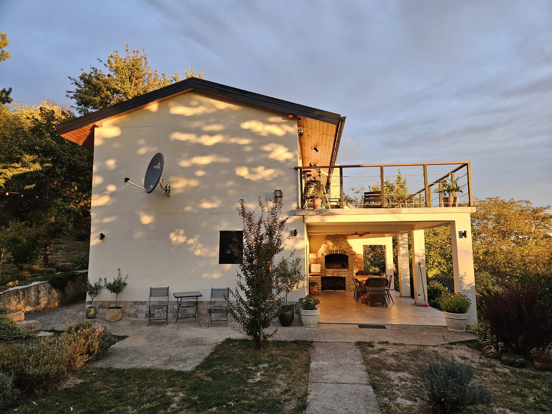 Bočni pogled na Honey Spa House i uređeno dvorište