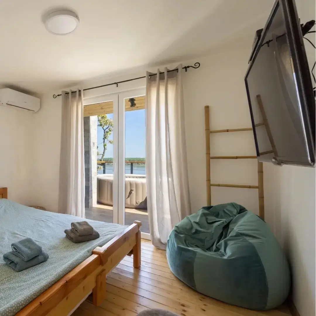 Spavaća soba sa francuskim ležajem i mirnom atmosferom