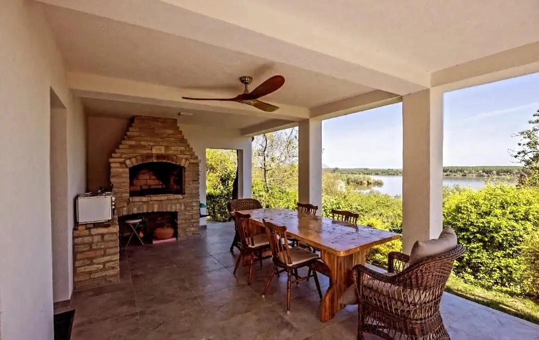 Natkrivena terasa u prizemlju za dnevni odmor