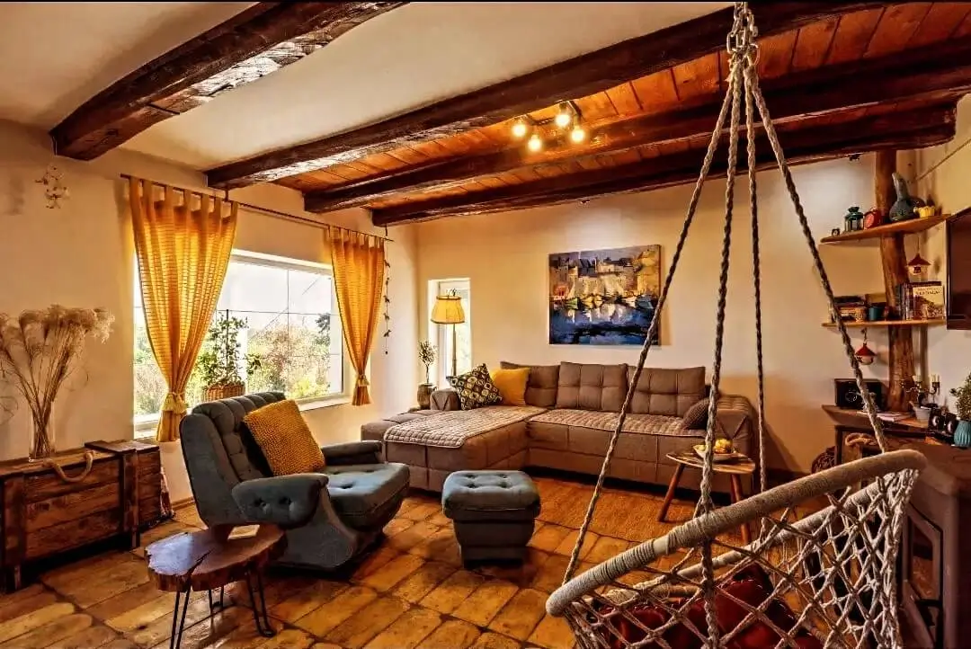 Savremeni enterijer sa dnevnim boravkom i toplim detaljima