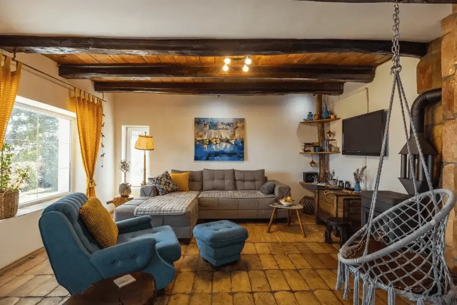 Uređen enterijer kuće sa toplim svetlim tonovima