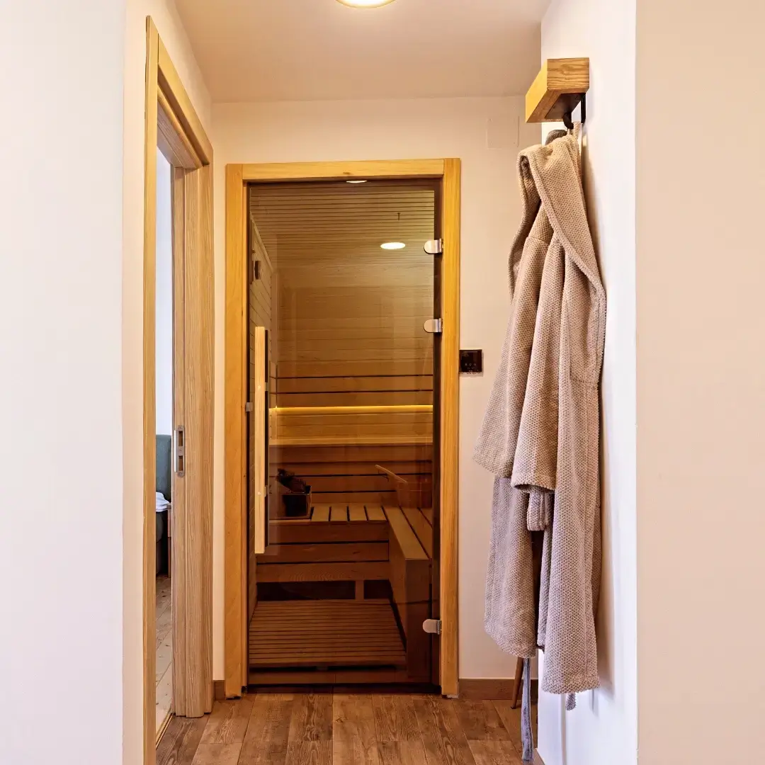 Elegantni detalji unutrašnjeg prostora u toploj paleti