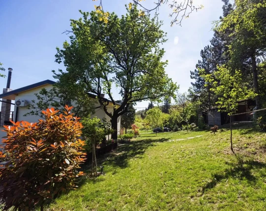 Spoljašnji pogled na Honey Spa House u zelenilu