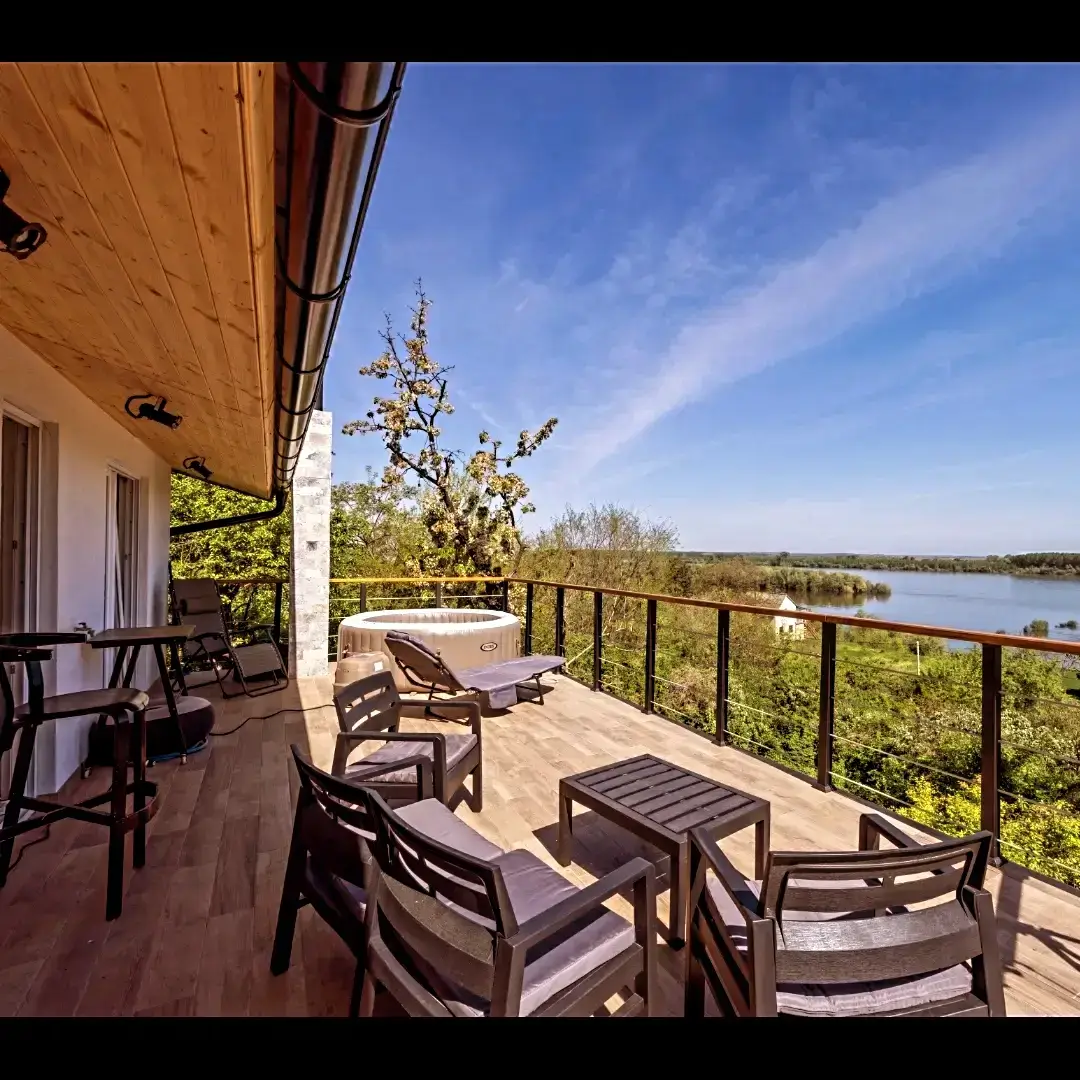 Terasa sa toplim tonovima i udobnim kutkom za sedenje