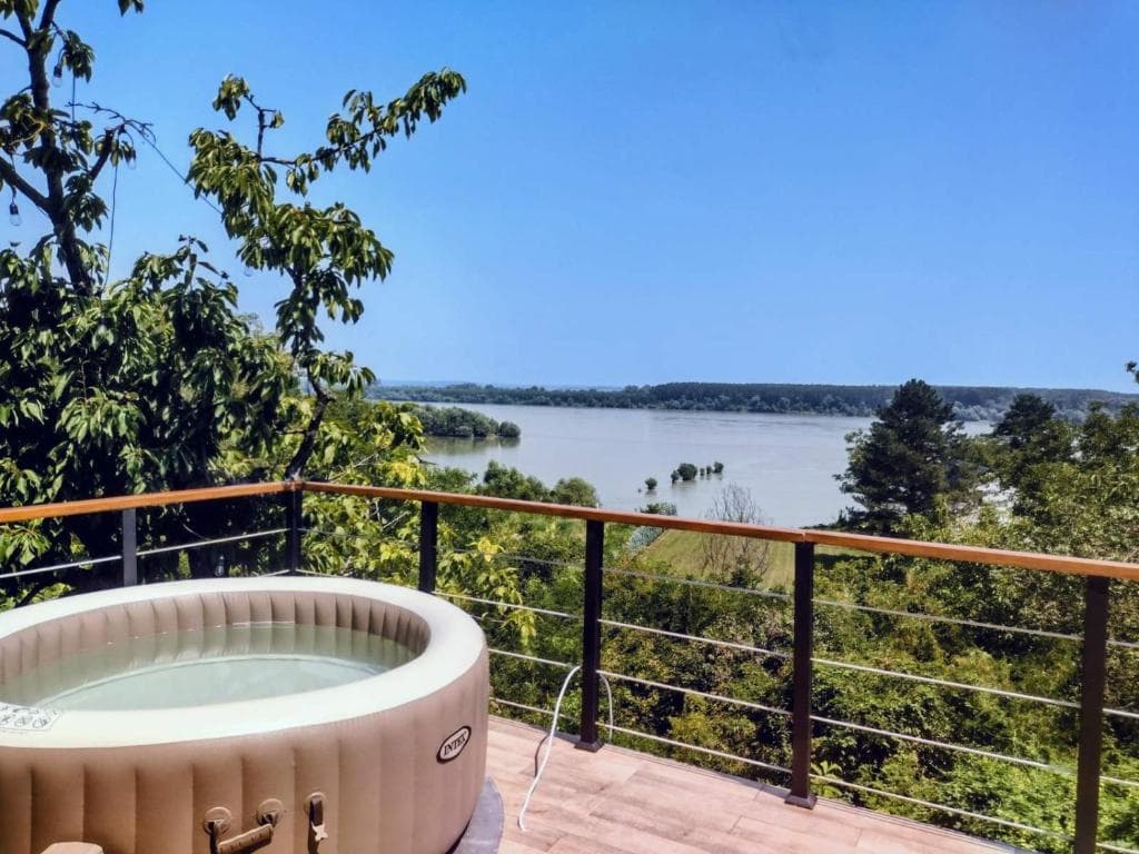 Terasa sa spa sadržajima i prostorom za opuštanje